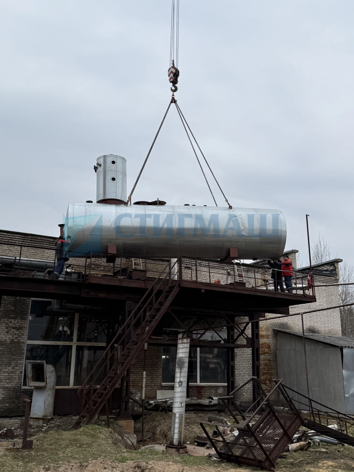 Монтаж деаэраторного бака 25 куб.м. с деаэраторной колонкой ДА 50